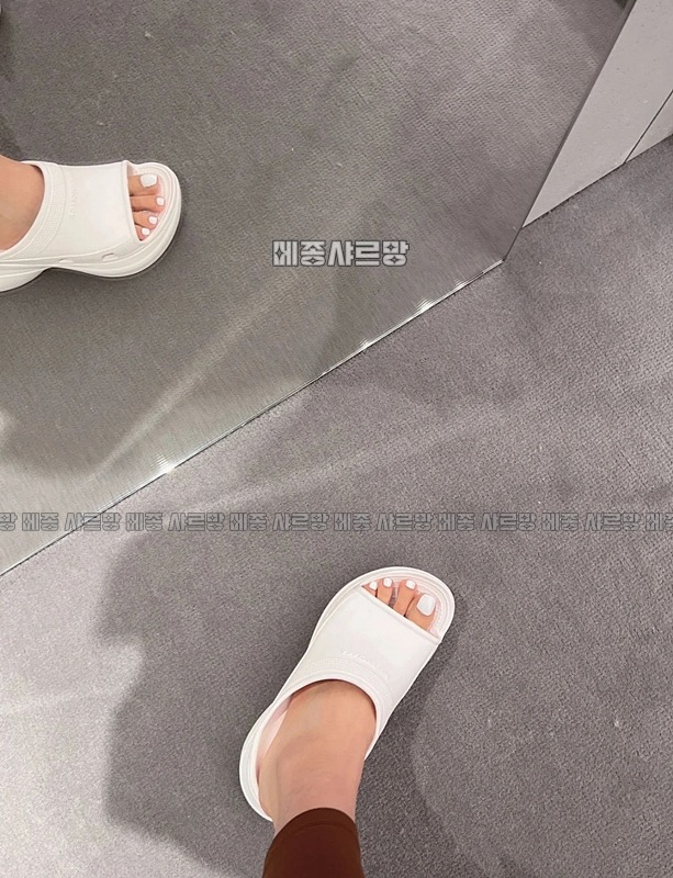 발렌시아가크록스슬라이드샌들20240606-034031-002메종샤르망.JPG