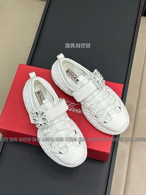 로저비비에비브런라이트스니커즈20240608-003232-002메종샤르망.JPG