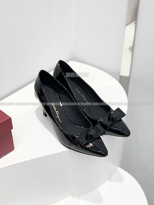 페라가모 KATRIN 바라리본 페이턴트 레더 펌프스Weixin Image_20241212233324메종샤르망.jpg