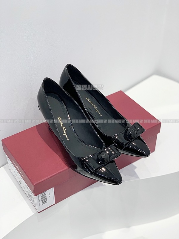 페라가모 KATRIN 바라리본 페이턴트 레더 펌프스Weixin Image_20241212233327메종샤르망.jpg