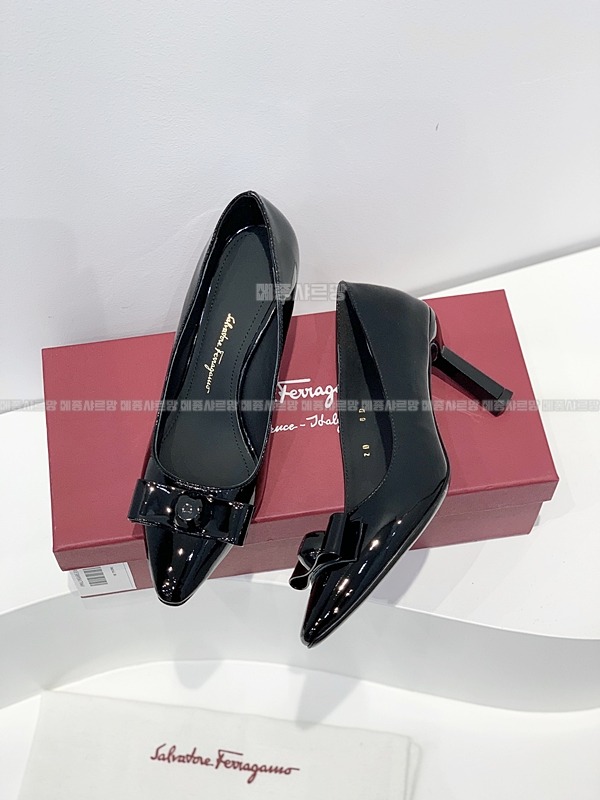 페라가모 KATRIN 바라리본 페이턴트 레더 펌프스Weixin Image_20241212233328메종샤르망.jpg