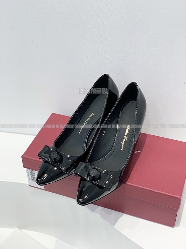 페라가모 KATRIN 바라리본 페이턴트 레더 펌프스Weixin Image_202412122333261메종샤르망.jpg