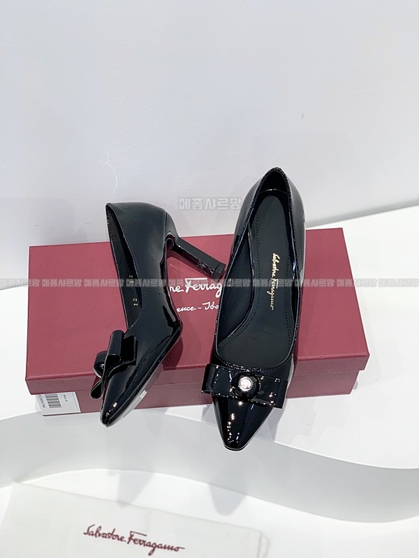 페라가모 KATRIN 바라리본 페이턴트 레더 펌프스Weixin Image_202412122333262메종샤르망.jpg