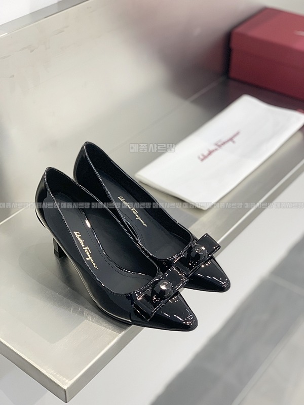 페라가모 KATRIN 바라리본 페이턴트 레더 펌프스Weixin Image_202412122333281메종샤르망.jpg