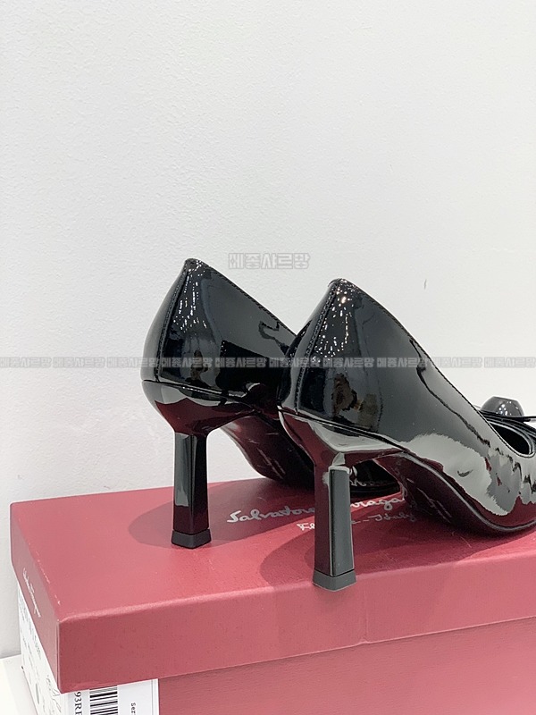 페라가모 KATRIN 바라리본 페이턴트 레더 펌프스Weixin Image_202412122333282메종샤르망.jpg