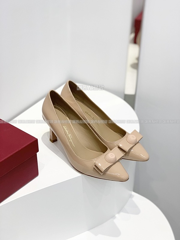 페라가모 KATRIN 바라리본 페이턴트 레더 펌프스Weixin Image_20241212223329메종샤르망.jpg