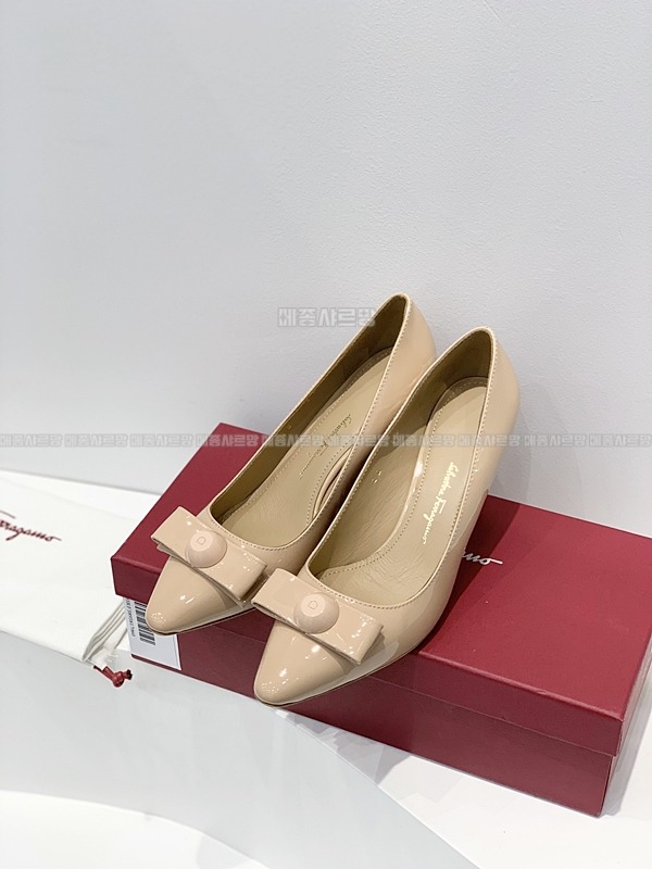 페라가모 KATRIN 바라리본 페이턴트 레더 펌프스Weixin Image_20241212223330메종샤르망.jpg