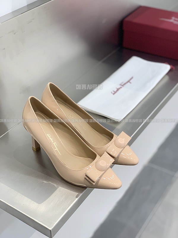 페라가모 KATRIN 바라리본 페이턴트 레더 펌프스Weixin Image_20241212223331메종샤르망.jpg