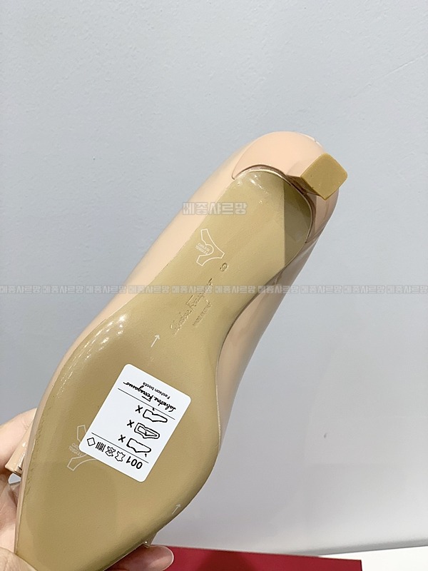 페라가모 KATRIN 바라리본 페이턴트 레더 펌프스Weixin Image_20241212223332메종샤르망.jpg