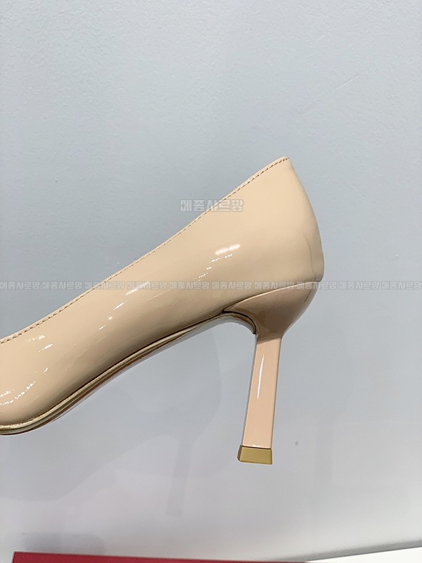 페라가모 KATRIN 바라리본 페이턴트 레더 펌프스Weixin Image_202412122233311메종샤르망.jpg