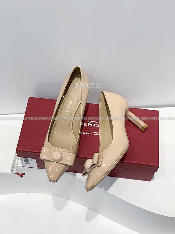 페라가모 KATRIN 바라리본 페이턴트 레더 펌프스Weixin Image_202412122233303메종샤르망.jpg