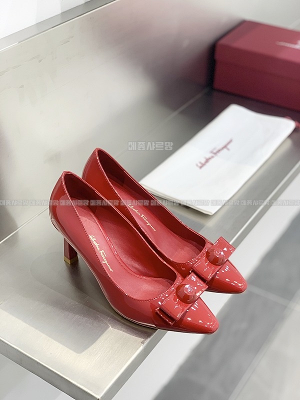 페라가모 KATRIN 바라리본 페이턴트 레더 펌프스Weixin Image_20241212233334메종샤르망.jpg