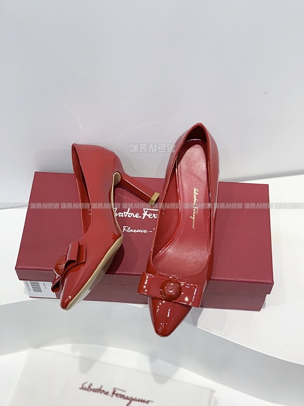 페라가모 KATRIN 바라리본 페이턴트 레더 펌프스Weixin Image_20241212233333메종샤르망.jpg