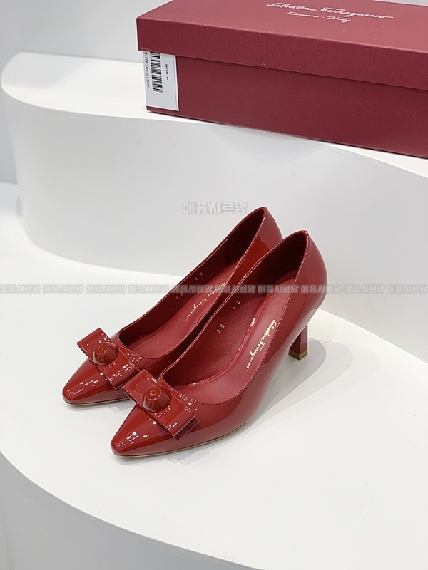 페라가모 KATRIN 바라리본 페이턴트 레더 펌프스Weixin Image_202412122333322메종샤르망.jpg