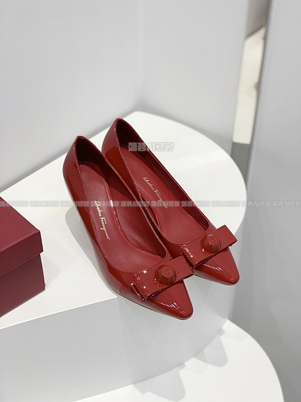페라가모 KATRIN 바라리본 페이턴트 레더 펌프스Weixin Image_202412122333321메종샤르망.jpg