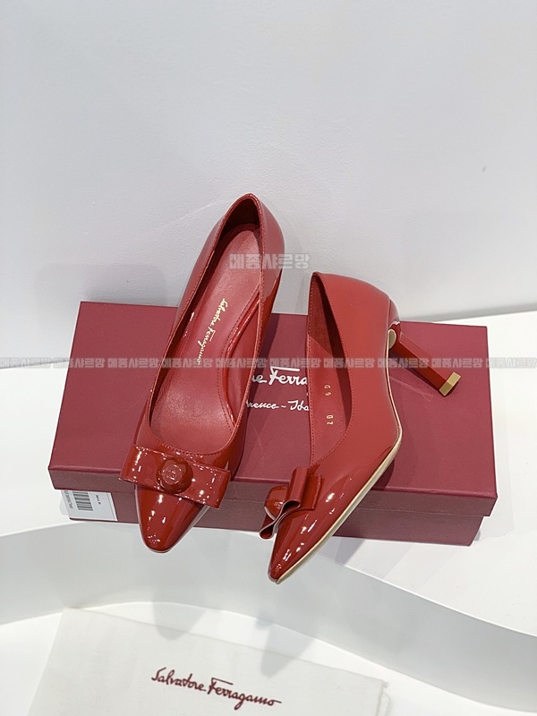 페라가모 KATRIN 바라리본 페이턴트 레더 펌프스Weixin Image_202412122333332메종샤르망.jpg