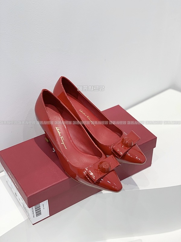 페라가모 KATRIN 바라리본 페이턴트 레더 펌프스Weixin Image_202412122333331메종샤르망.jpg