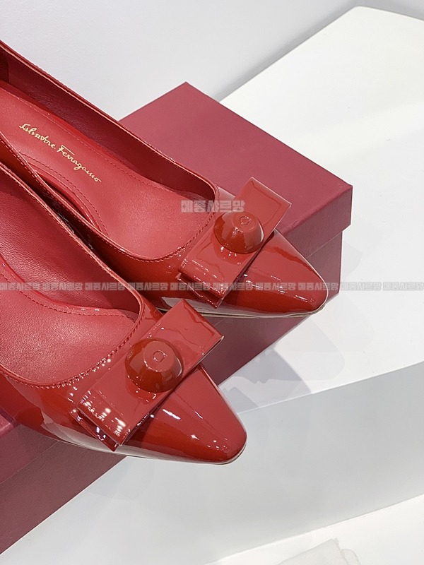 페라가모 KATRIN 바라리본 페이턴트 레더 펌프스Weixin Image_202412122333341메종샤르망.jpg
