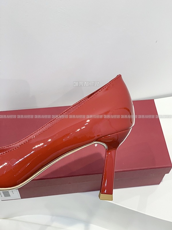 페라가모 KATRIN 바라리본 페이턴트 레더 펌프스Weixin Image_202412122333342메종샤르망.jpg
