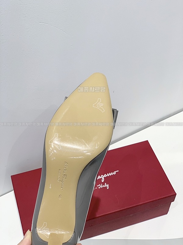 페라가모 KATRIN 바라리본 페이턴트 레더 펌프스Weixin Image_20241212230147메종샤르망.jpg