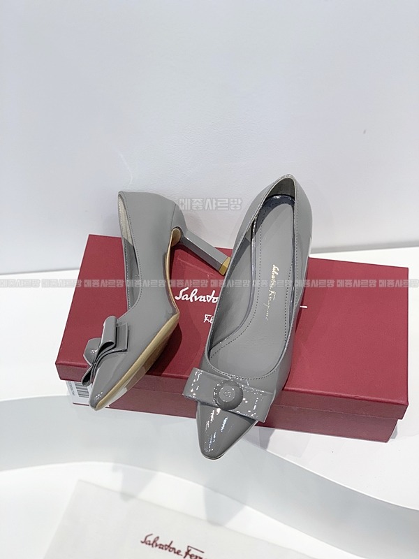 페라가모 KATRIN 바라리본 페이턴트 레더 펌프스Weixin Image_20241212230150메종샤르망.jpg