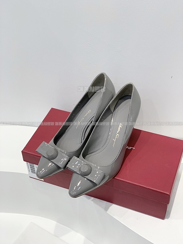 페라가모 KATRIN 바라리본 페이턴트 레더 펌프스Weixin Image_20241212230151메종샤르망.jpg