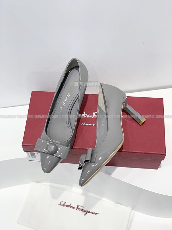 페라가모 KATRIN 바라리본 페이턴트 레더 펌프스Weixin Image_20241212230149메종샤르망.jpg