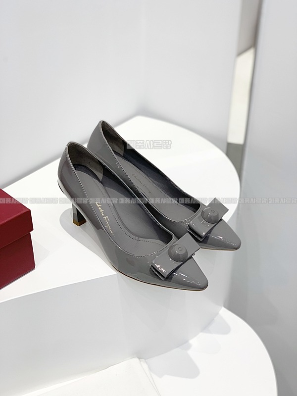 페라가모 KATRIN 바라리본 페이턴트 레더 펌프스Weixin Image_20241212230152메종샤르망.jpg