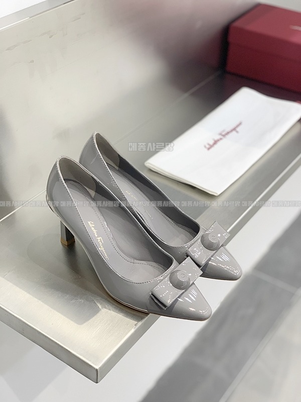 페라가모 KATRIN 바라리본 페이턴트 레더 펌프스Weixin Image_202412122301491메종샤르망.jpg