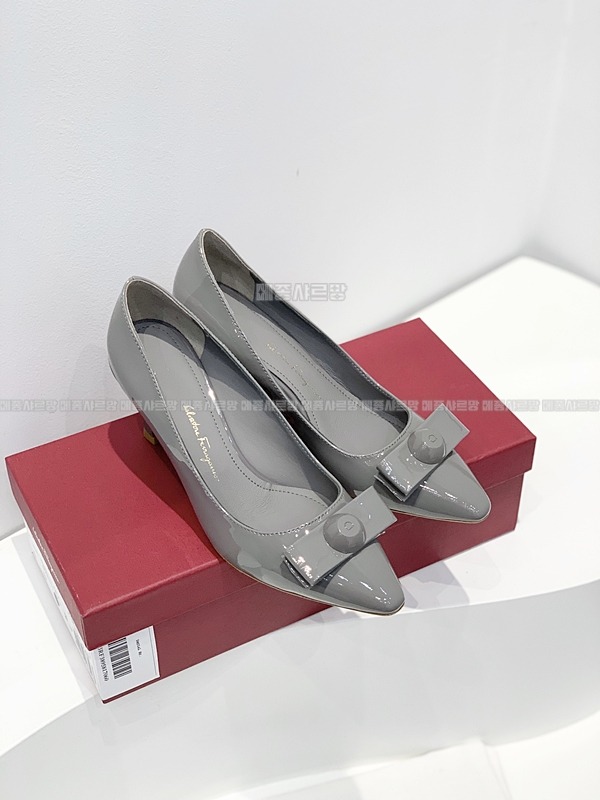 페라가모 KATRIN 바라리본 페이턴트 레더 펌프스Weixin Image_202412122301501메종샤르망.jpg