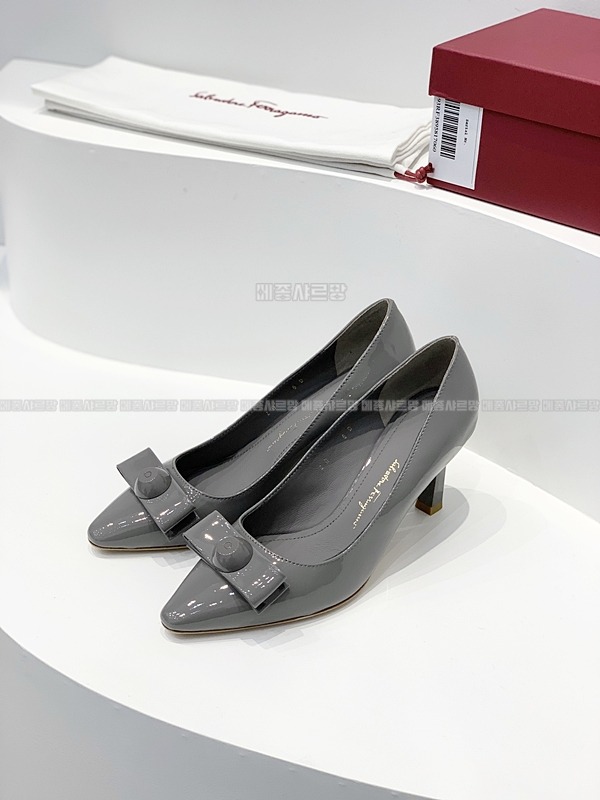 페라가모 KATRIN 바라리본 페이턴트 레더 펌프스Weixin Image_202412122301521메종샤르망.jpg