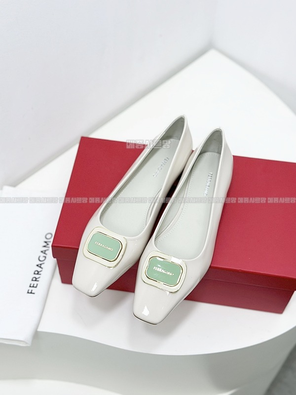 페라가모 24FW 여성 살바토레 드레스 슈즈Weixin Image_202412122310301메종샤르망.jpg