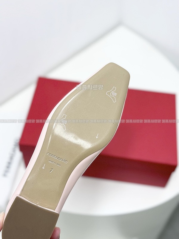 페라가모 24FW 여성 살바토레 드레스 슈즈Weixin Image_20241212231021메종샤르망.jpg