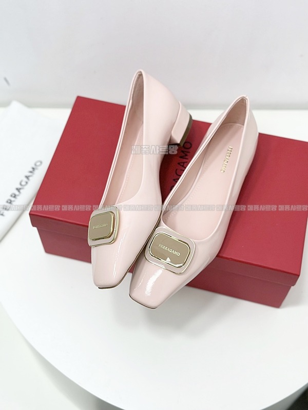 페라가모 24FW 여성 살바토레 드레스 슈즈Weixin Image_202412122310251메종샤르망.jpg