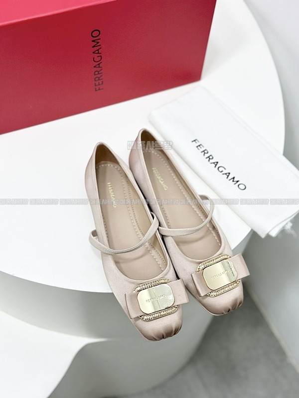 페라가모 뉴 바라 플레이트 발레 플랫Weixin Image_20241215203017메종샤르망.jpg