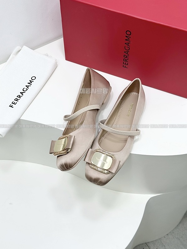 페라가모 뉴 바라 플레이트 발레 플랫Weixin Image_20241215203015메종샤르망.jpg