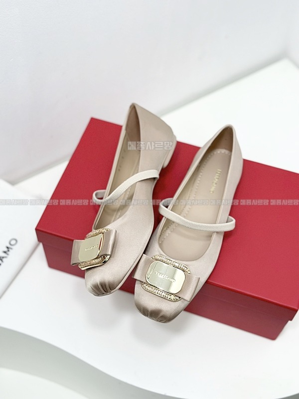 페라가모 뉴 바라 플레이트 발레 플랫Weixin Image_20241215203016메종샤르망.jpg