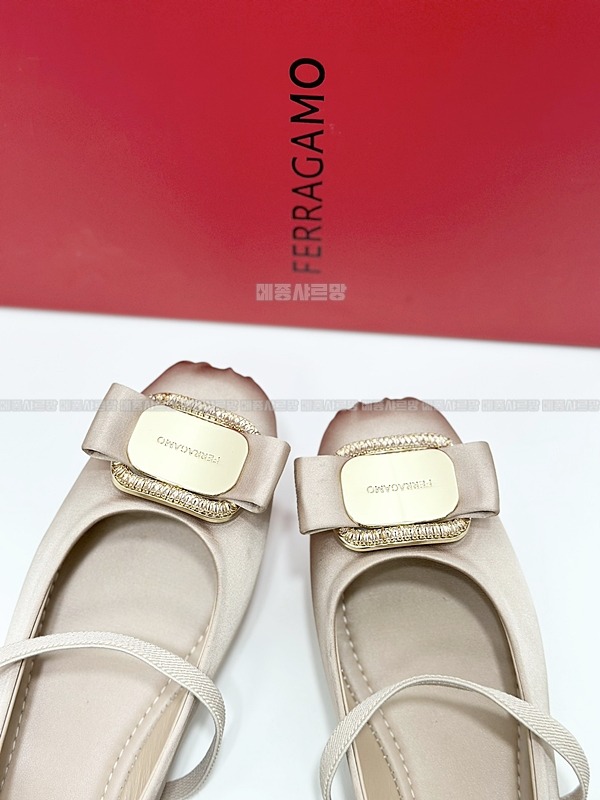 페라가모 뉴 바라 플레이트 발레 플랫Weixin Image_202412152030151메종샤르망.jpg