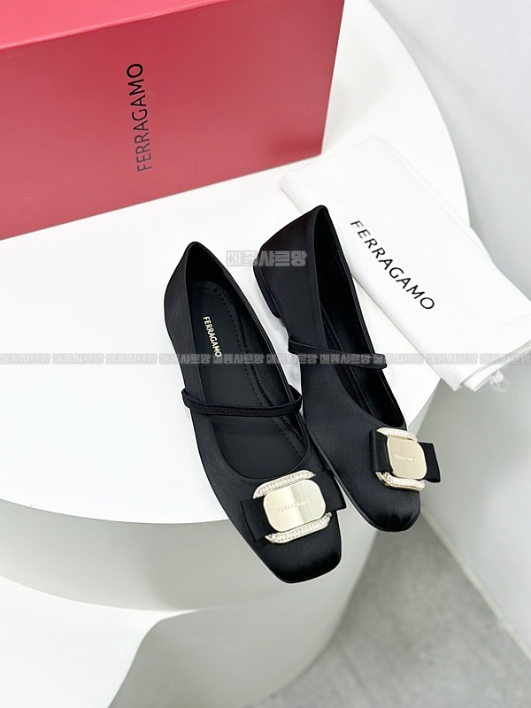 페라가모 뉴 바라 플레이트 발레 플랫Weixin Image_202412152030191메종샤르망.jpg