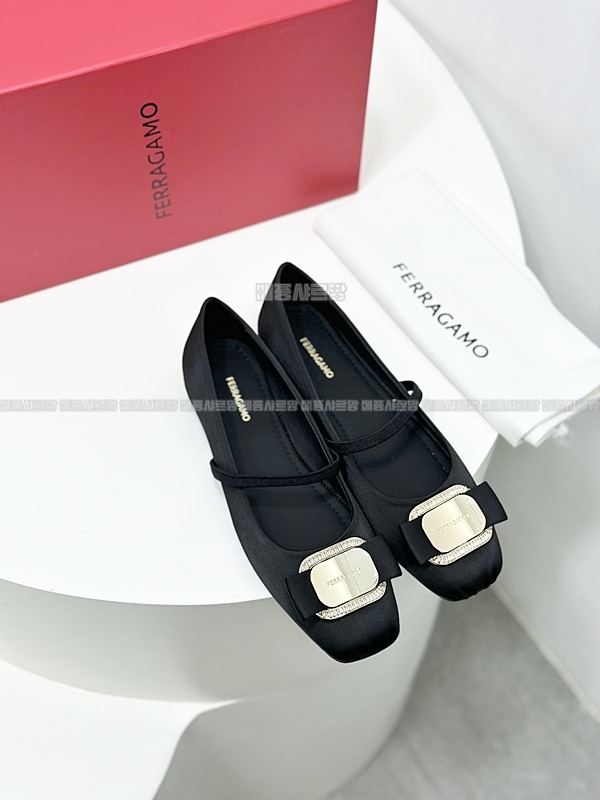페라가모 뉴 바라 플레이트 발레 플랫Weixin Image_20241215203019메종샤르망.jpg