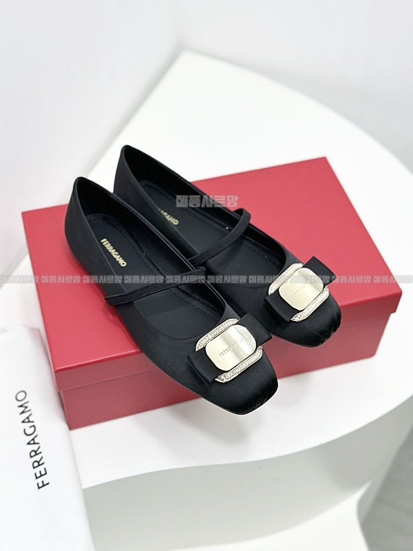 페라가모 뉴 바라 플레이트 발레 플랫Weixin Image_20241215203018메종샤르망.jpg