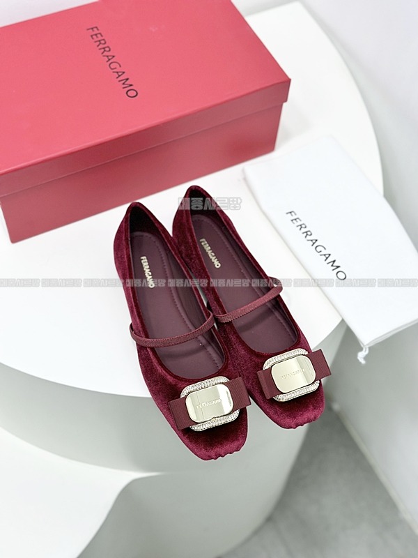 페라가모 메리제인 발레 플랫Weixin Image_20241215204416메종샤르망.jpg