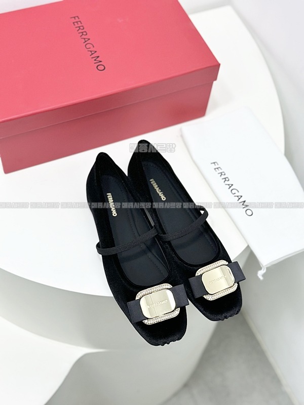 페라가모 메리제인 발레 플랫Weixin Image_20241215204418메종샤르망.jpg