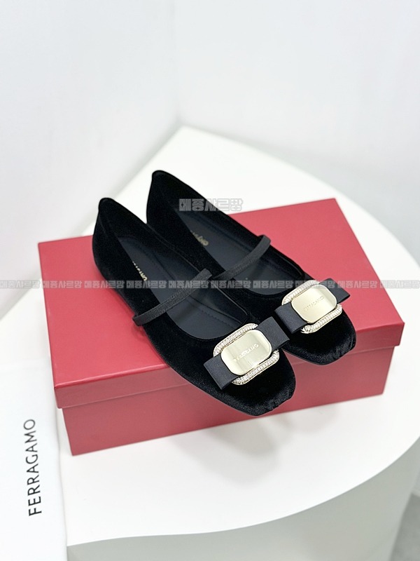페라가모 메리제인 발레 플랫Weixin Image_20241215204417메종샤르망.jpg