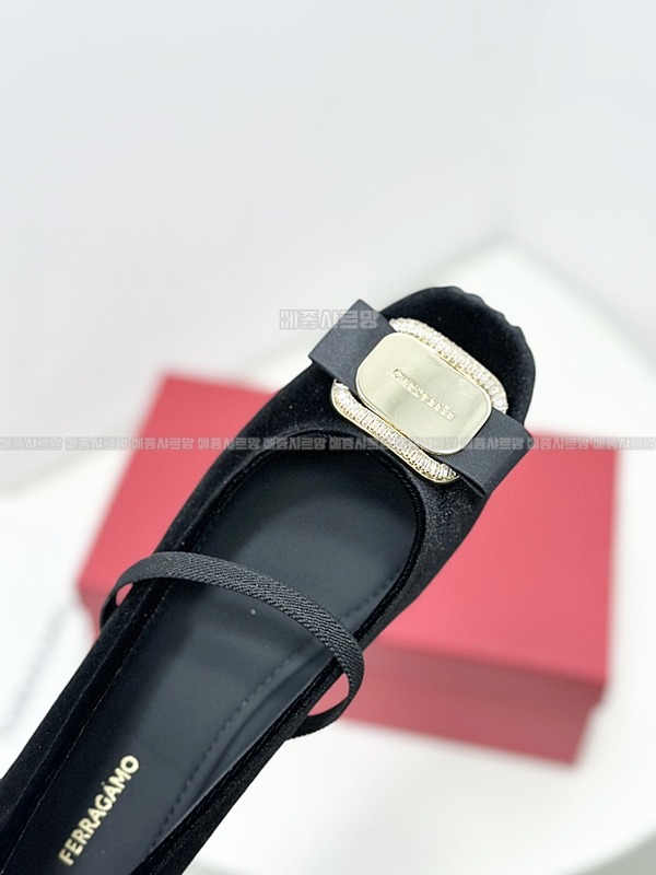 페라가모 메리제인 발레 플랫Weixin Image_20241215204416메종샤르망.jpg