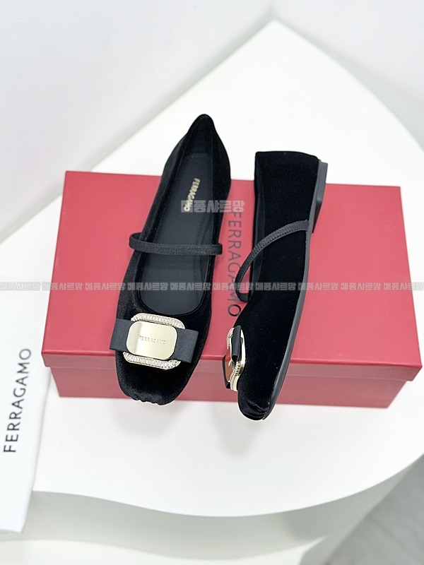 페라가모 메리제인 발레 플랫Weixin Image_202412152044183메종샤르망.jpg