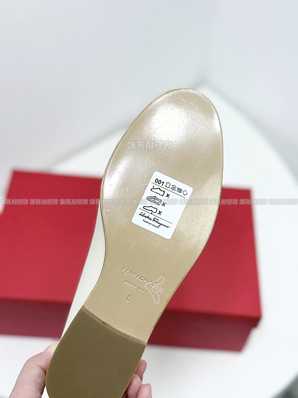 페라가모 뉴바라 플레이트 로퍼 Weixin Image_20241215213856메종샤르망.jpg