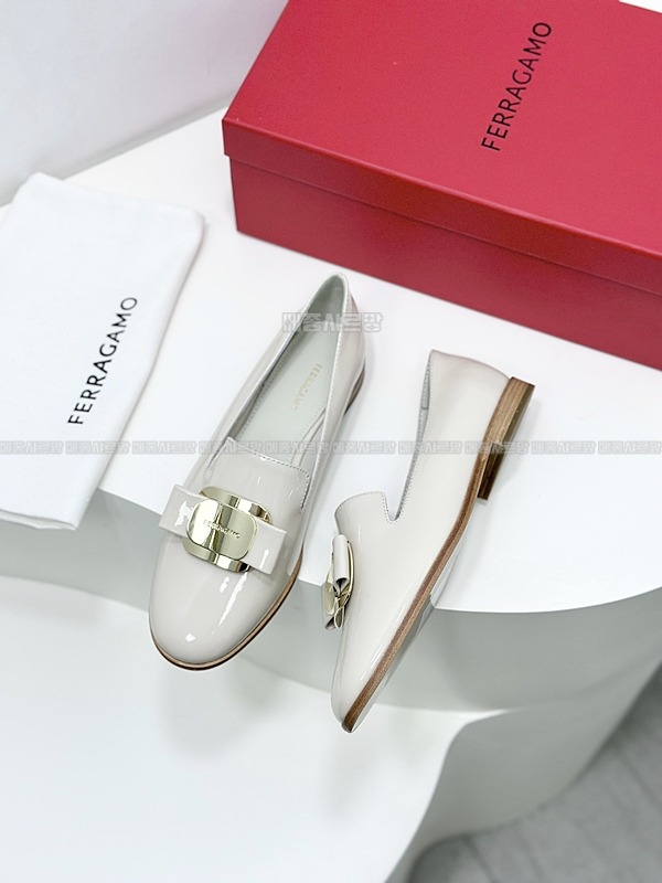 페라가모 뉴바라 플레이트 로퍼 Weixin Image_20241215213857메종샤르망.jpg