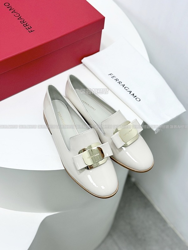 페라가모 뉴바라 플레이트 로퍼 Weixin Image_20241215213859메종샤르망.jpg