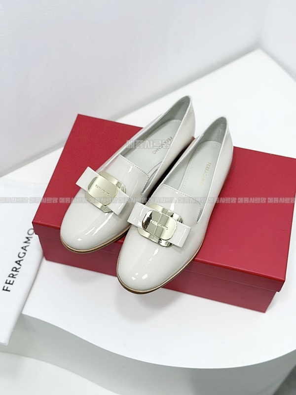 페라가모 뉴바라 플레이트 로퍼 Weixin Image_20241215213858메종샤르망.jpg